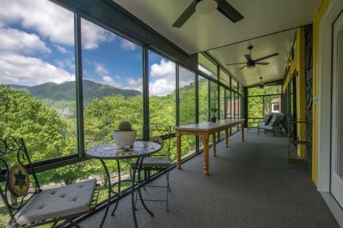 Mountain View 3BR with Sunroom, Close to Ski and Trails