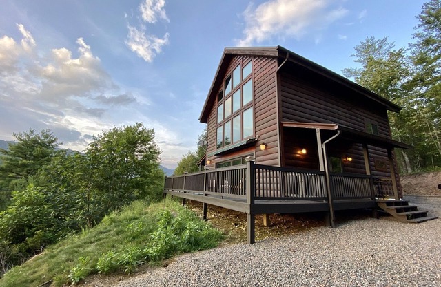 Mountain view cabin with access to a private dock on Watauga Lake