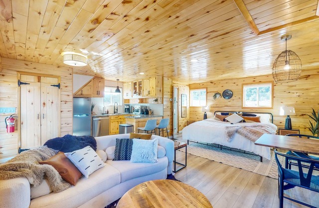 Mountain-View Cabin with Arkansas River Access - Firepit, Dog-Friendly
