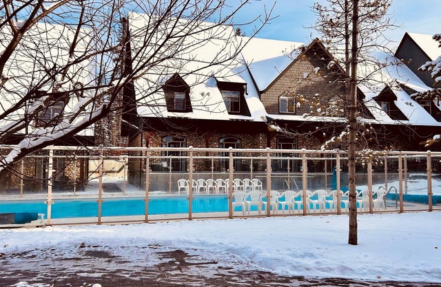 Mountain View Chalet - Pool & Hot tub - Pet Friendly