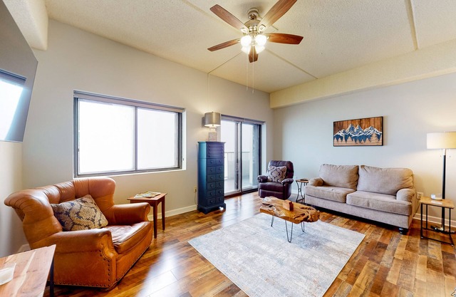 Mountain-view condo with sauna, heated indoor pool, hot tub & balcony -near golf