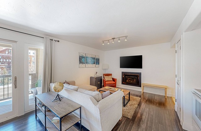 Mountain-view condo with balcony - walk to ski lifts, near downtown Crested Butt