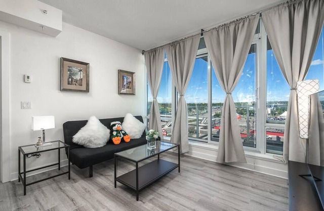 mountain view Condo by UofC/LRT/free parking/gym/easy access to Banff