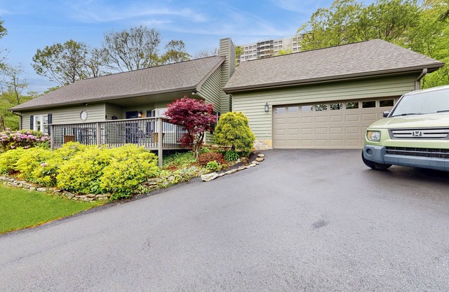 Mountain-view home with private outdoor areas, foosball & W/D