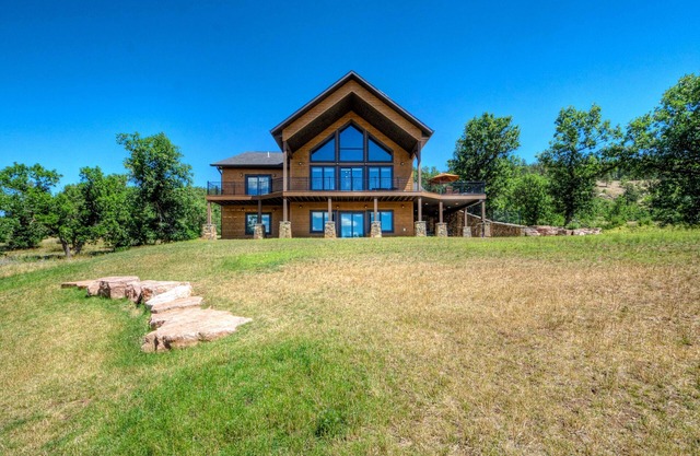 Mountain-view home w/private hot tub, natural gas grill & gas fireplaces