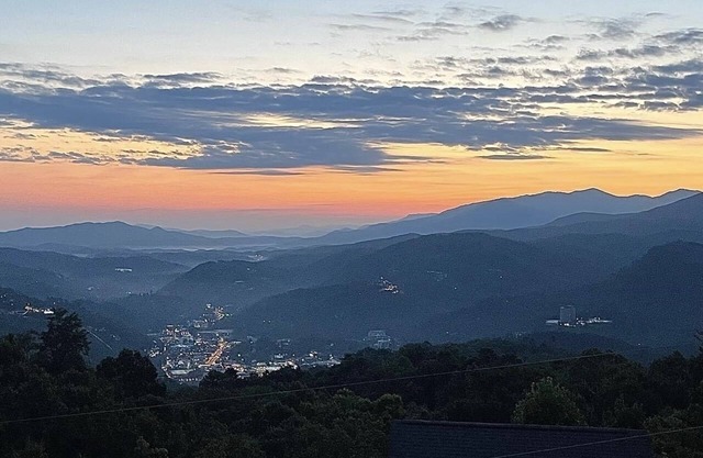 Mountain View! King Suite! Hot tub! 5min from Downtown!