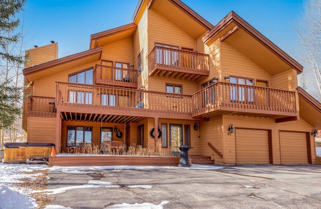 Mountain-view retreat with hot tub, fireplace, balconies & W/D - skiing nearby