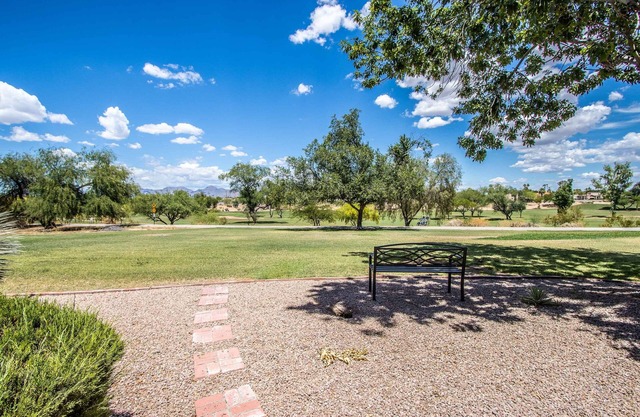 Mountain Views and walk out to Silverado golf course and greenbelt by Old Town