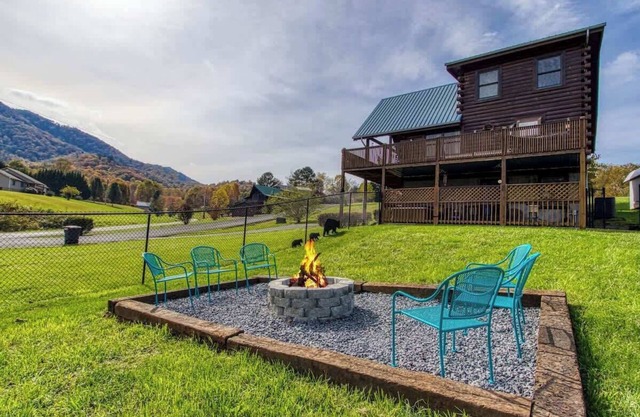 Mountain Views | Dog-Friendly & Fully Fenced Yard