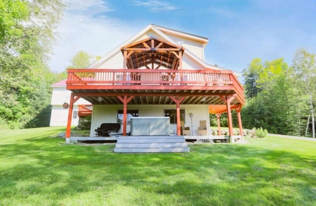Mountain Views, Hot Tub near Hiking, Ski & Santa`s Village