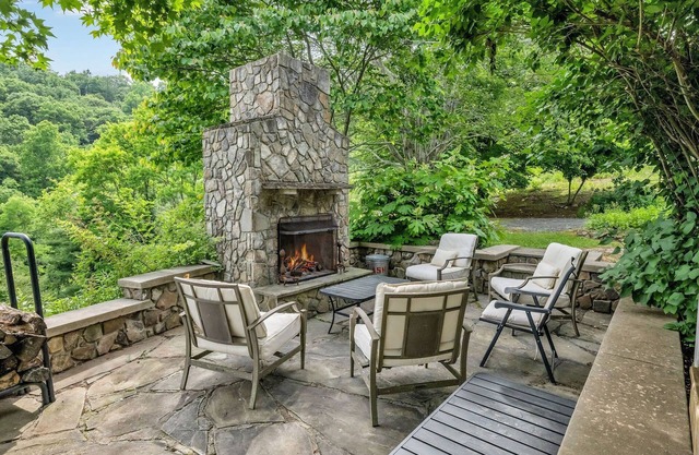 Mountain Views - Indoor & Outdoor Wood Burning Fireplaces - Close to Grayson Highlands