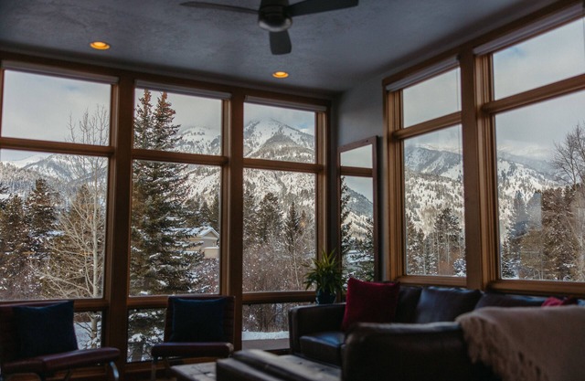 Mountain Views Retreat: Luxurious 3-Bed/Bath Jackson Hole Haven with Fireplace