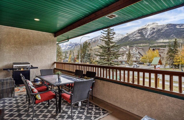 Mountain Views | Spacious 1 Bed | Central Location