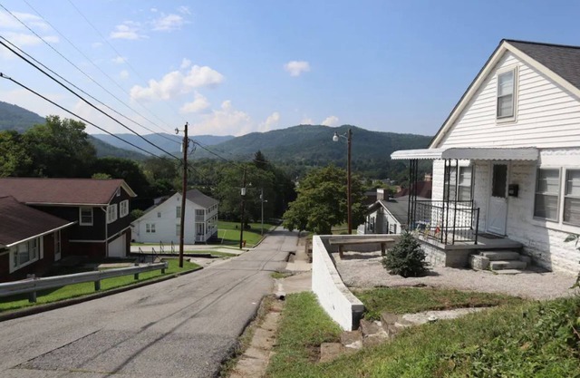 Mountain Views, Walking distance to State Park