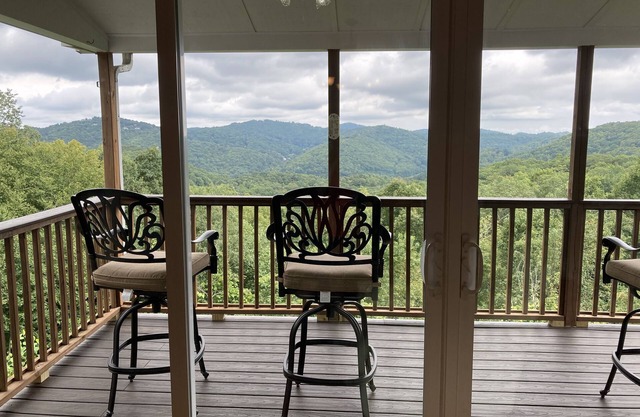 Mountainside Cottage! Great Views, Close to Appalachian Ski Mtn, Free WiFi!