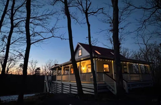 Mountaintop 2-bedroom cabin with outdoor soaking tub, Starlink, firepit, hammock
