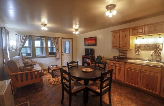 Mountainview Boathouse Apartment.