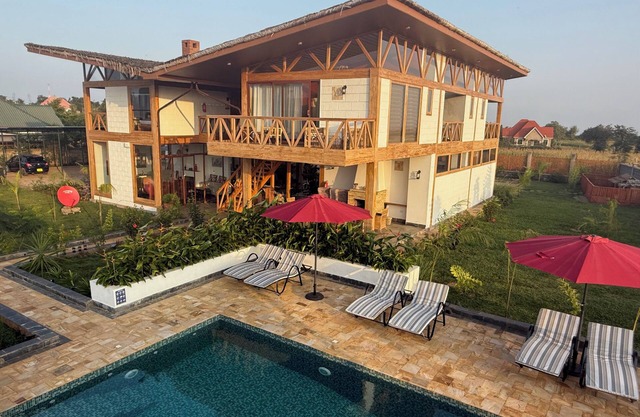 Moyoni Africa Lodge & Tours