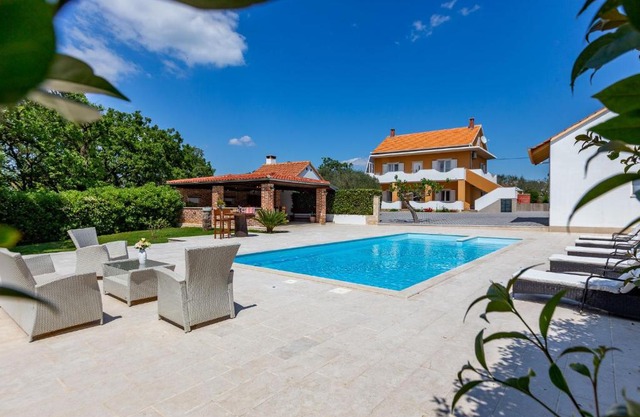 MP Luxury Holiday Home with swimming pool