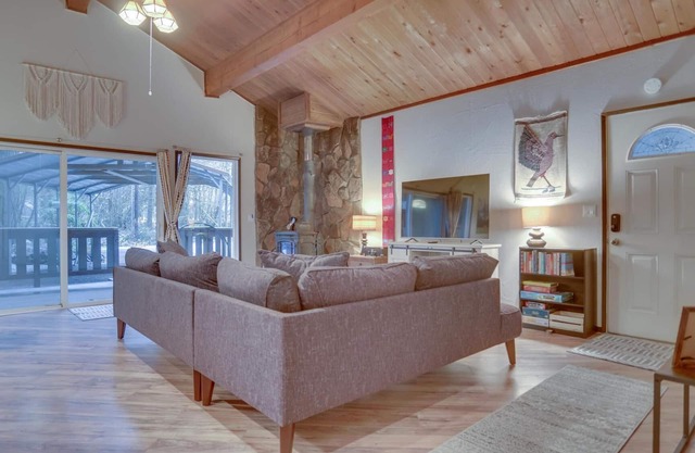 Mt Hood Cabin-Fenced Yard-Trails-Wood Stove-BearlyMuvin Cabin