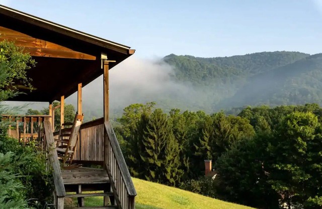 Mt Mitchell Cabin Romantic Mountain Escape near Asheville with Stunning Views!