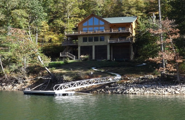 MTN CABIN LAKEFRONT,CANOE/3 KAYAKS,POOL TABLE,DOCK,FIRE PIT, FIREPLACE,JACUZZI