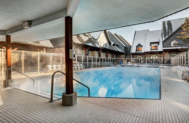 MTN Chalet: Year-round Pool w/Hot Tub, BBQ, AC; 2BR-2BA, Walk anywhere in 15 min