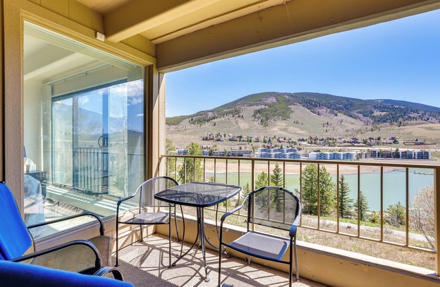 Mtn & Reservoir Views: Cozy Dillon Condo!