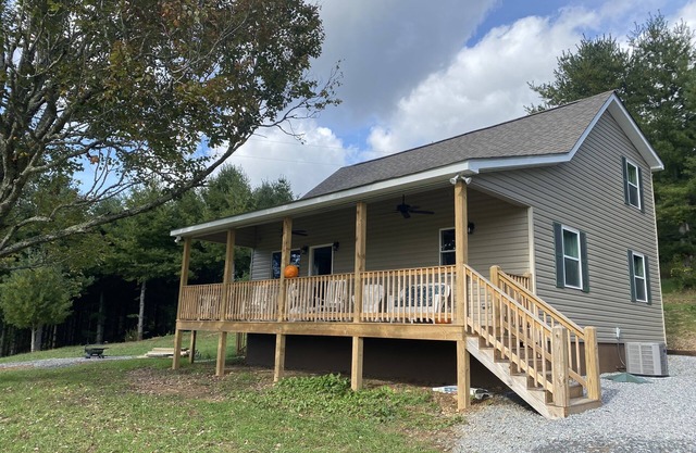 Mtn Secret Farm House, Privacy, River, Firepit, Deck, Fishing, Hiking, Outdoors.