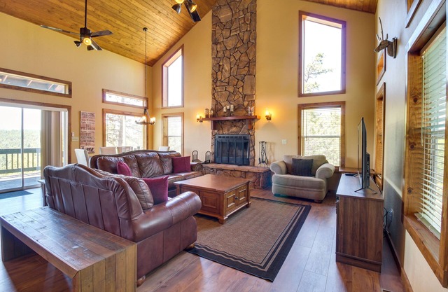 Mtn-View Hilltop Hideaway w/Deck in Show Low