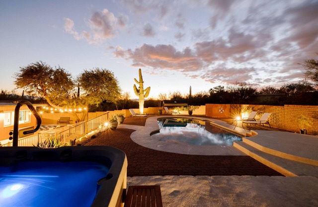 Mtn views, pool, hot tub, fire pit/2 King suites/game room/modern & luxe