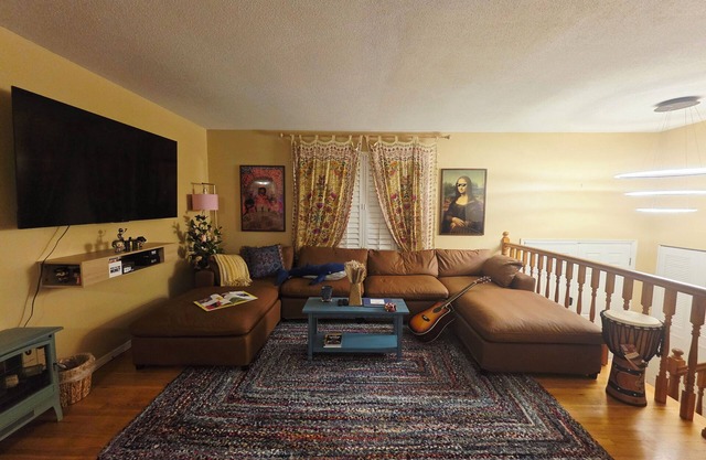Music & Memes + Arcade – 2 Min Westport, 8 Min Creve Coeur Lake + Desk + Roku TV