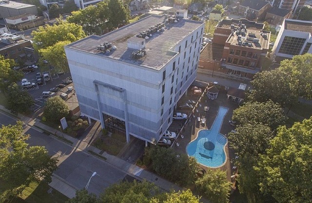 Music Row condo - NASHVEGAS! Guitar Swimming Pool. Cool-Comfortable-Modern!
