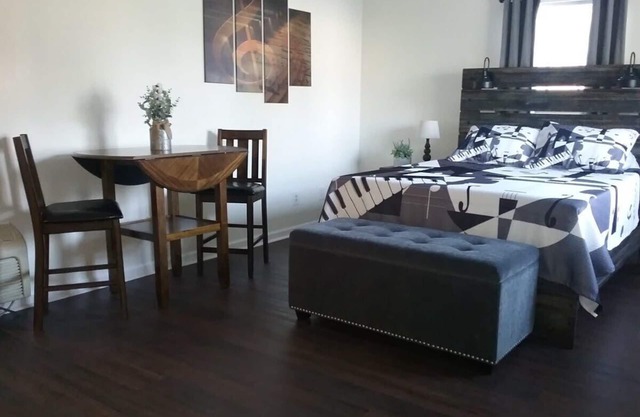 Music studio getaway, close to entertainment!