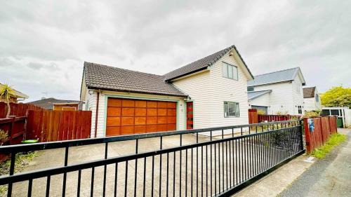 My castle house Manukau City 20 mins to Auckland Airport