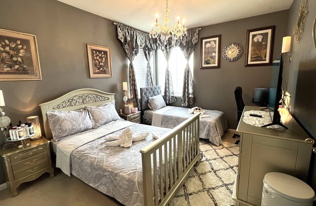 Nabor(8) lovely comfy suite with 2 beds quite safe with private bathroom