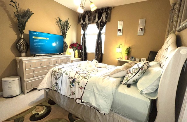 Nabor(9) private room with bath in clean & quite
