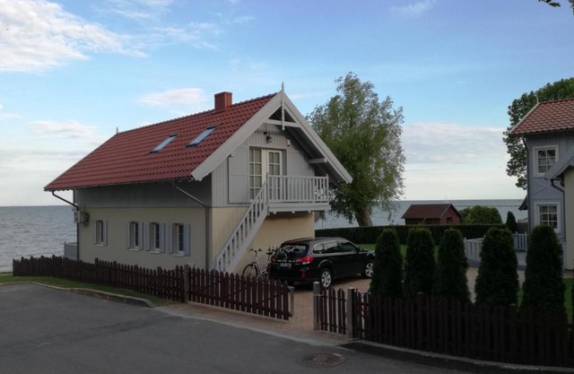 Namelis prie marių