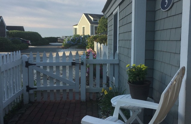 Nantucket Style Beach Cottage- Steps to Private Beach!