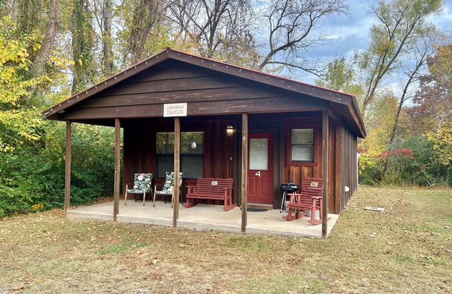nArkansas Traveler #4 walk to square in Mountain View 2-room cabin New to Vrbo