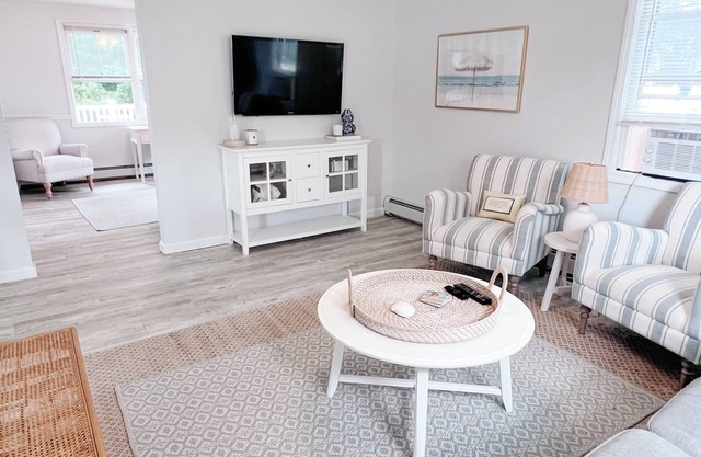 Narragansett Beach Escape - spacious and newly updated, short drive to beach!