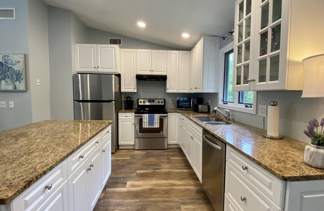 Narragansett R.I. 5 Bedrooms, 3 full bathrooms, central air on cul-de-sac