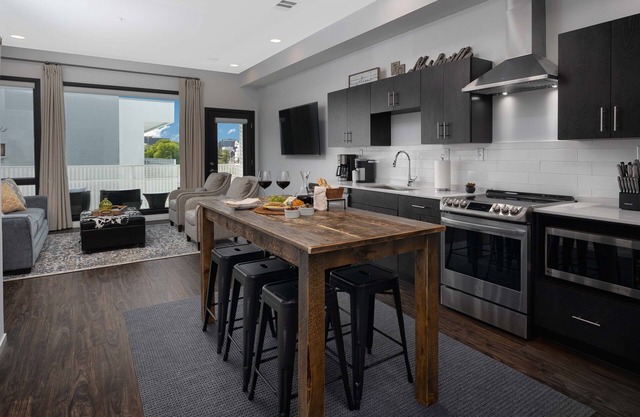 Nashville Condo-Walking Distance to The Gulch, Free Parking, Private Balcony