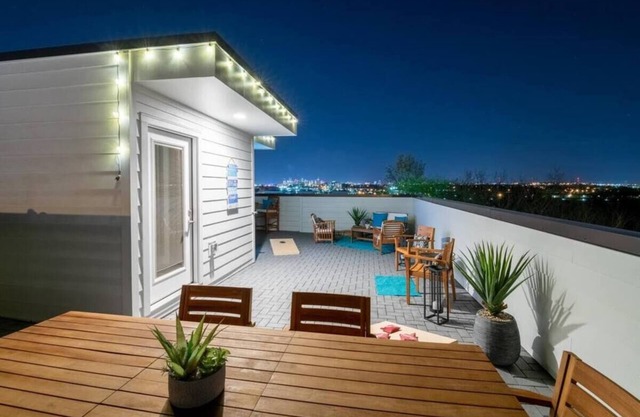 Nashville Skyline View with a Rooftop Deck that Sleeps 14 People