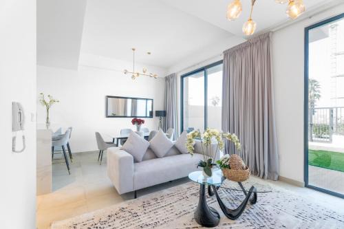 Nasma Luxury Stays - Luxurious Beachside Villa with Private Patio