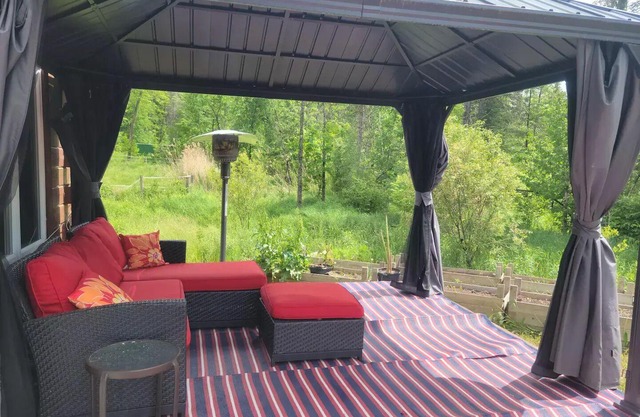 Nature lover’s retreat in the forest. Near hiking, skiing, swimming, etcn