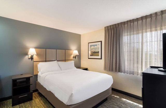 Nature Meets Comfort | Full Kitchen, Pet-friendly, Long Stays Welcome