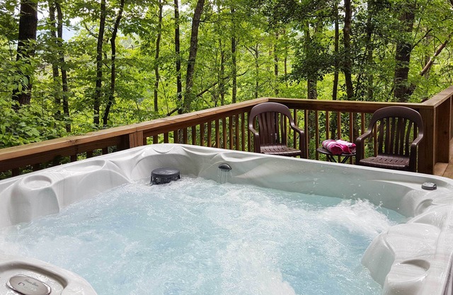 'Nature's Retreat' w/Hot Tub: 7 Mi to Bryson City