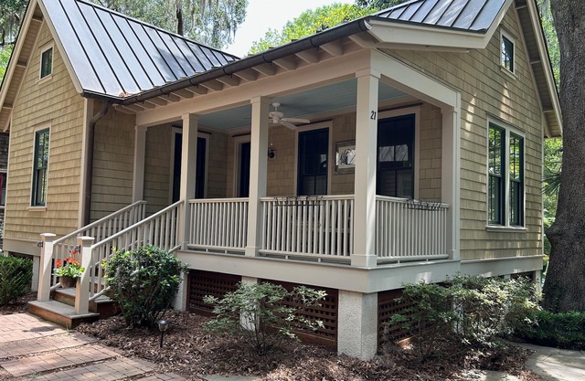 "Nauti-Jayne" coastal cottage in Historic Old Town Bluffton