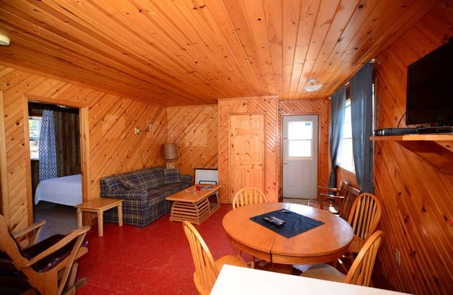 Nautical Retreat & Rentals - 2 Bedroom Ocean View Cottage w. Private Beach